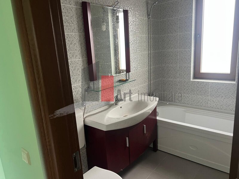 Giurgiu, 30 km de Bucuresti, casa cu teren de 5000 mp.