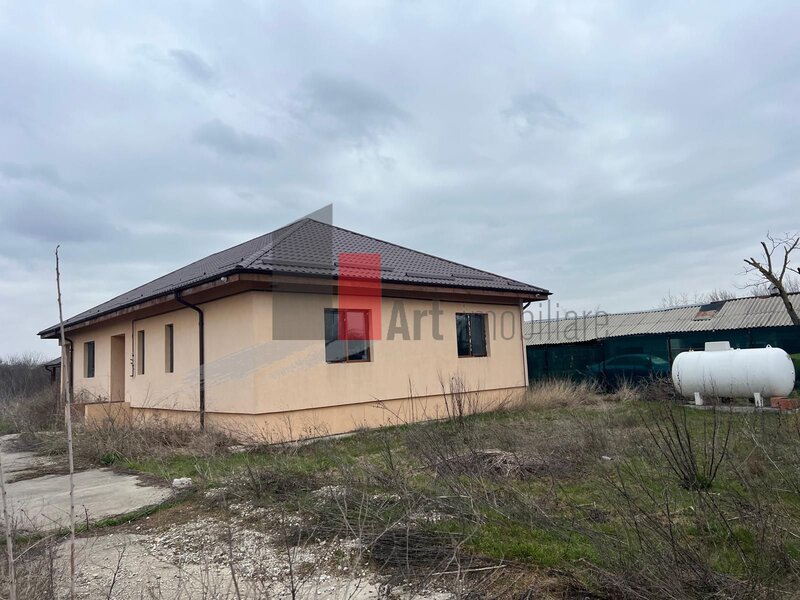 Giurgiu, 30 km de Bucuresti, casa cu teren de 5000 mp.