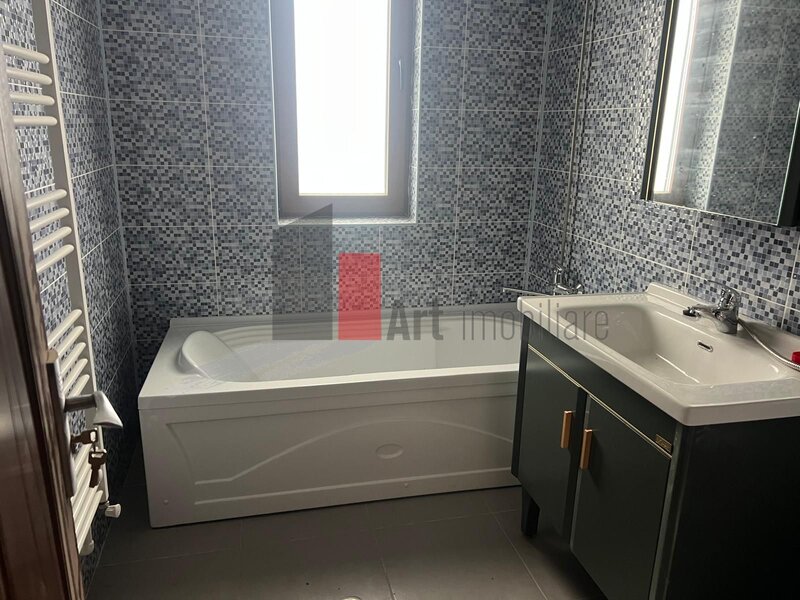 Giurgiu, 30 km de Bucuresti, casa cu teren de 5000 mp.