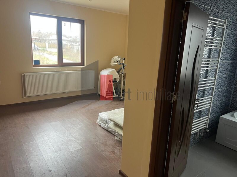 Giurgiu, 30 km de Bucuresti, casa cu teren de 5000 mp.